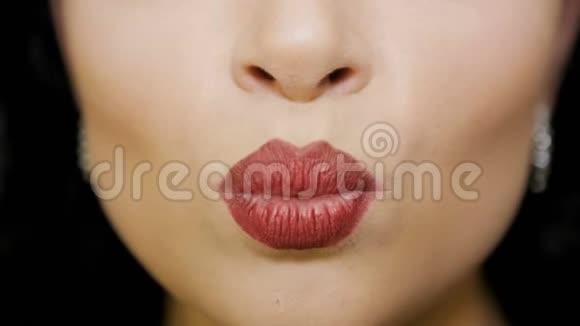 女孩用嘴唇做空气吻视频的预览图