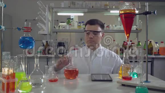在微生物或化学或医学实验室工作的成人医生视频的预览图