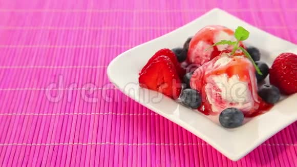 美味的草莓冰淇淋视频的预览图