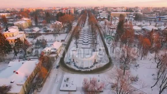 小镇的空中冬季日出视频的预览图