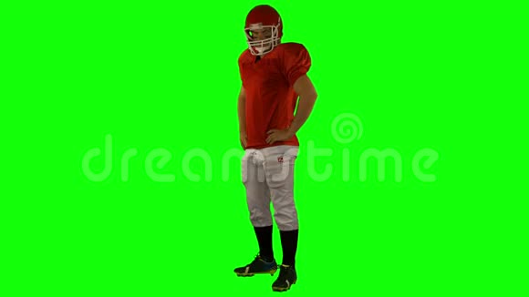 红色美式足球运动员摆姿势视频的预览图