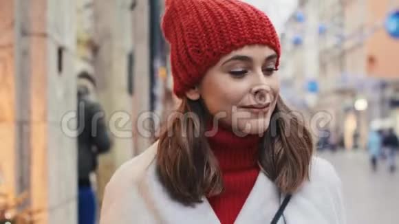 在圣诞节购物时漂亮的女人视频的预览图