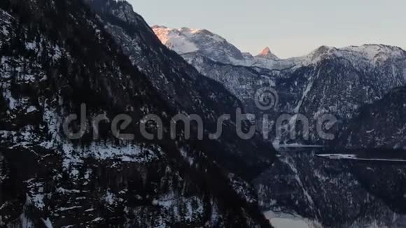 Konigssee附近被雪覆盖的大山的空中镜头视频的预览图