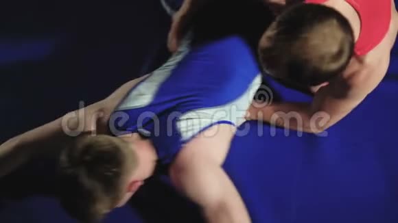 两个摔跤手希腊罗马摔跤在蓝色背景慢莫视频的预览图