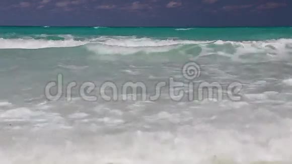 在空荡荡的卡约朱蒂亚海滩上视频的预览图
