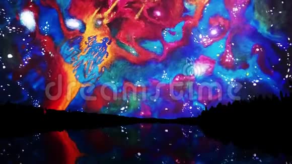 抽象的彩色天空有不同寻常的形状和形式反映在湖在夜间森林的抽象景色视频的预览图