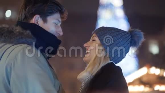 年轻幸福的一对相爱的夫妇站在黄昏的灯光下视频的预览图