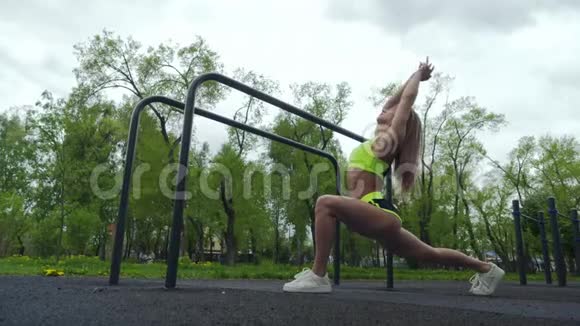 健康的生活方式健身妇女健身前热身腿视频的预览图