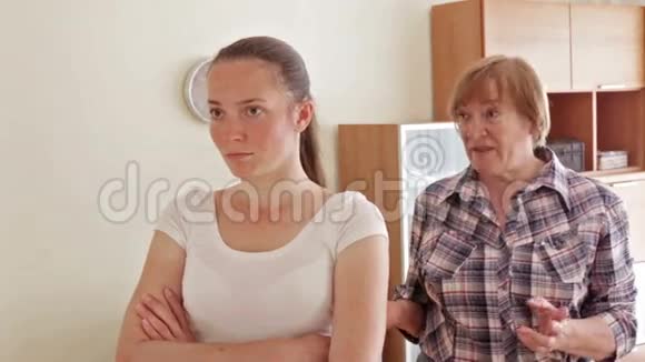 母亲和成年女儿吵架后视频的预览图