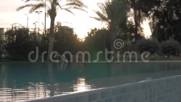 日落时的室外游泳池视频的预览图