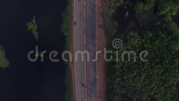 汽车在公路上的高视角视频的预览图