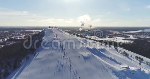 爱沙尼亚KiviAli滑雪胜地的鸟瞰图令人惊叹的冬季景观视频的预览图