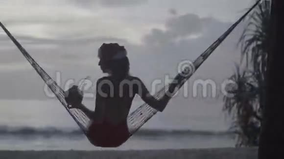 海滩上戴圣诞帽的女人视频的预览图