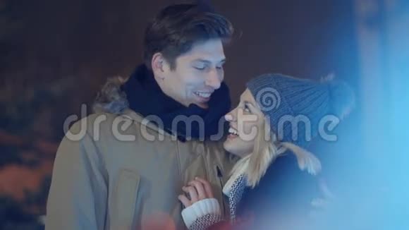 年轻幸福的一对相爱的夫妇站在黄昏的灯光下视频的预览图
