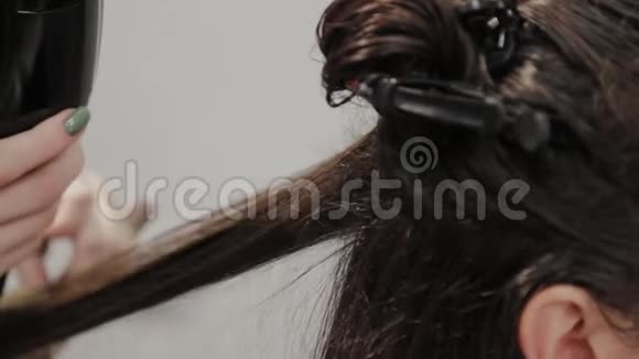 女理发师用吹风机给客户理发视频的预览图