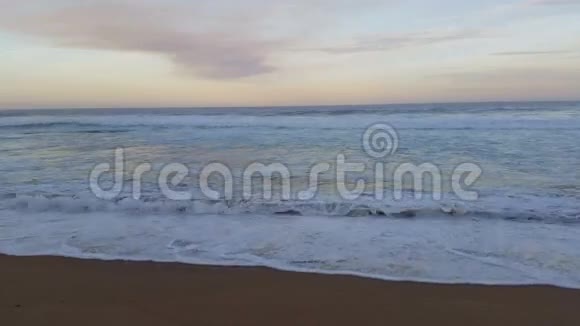 海浪在海滩海景日落海洋视频的预览图