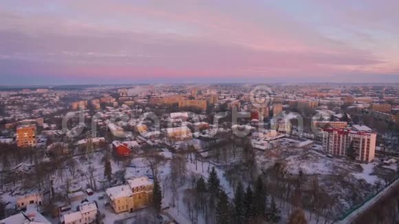 小镇的空中冬季日出视频的预览图