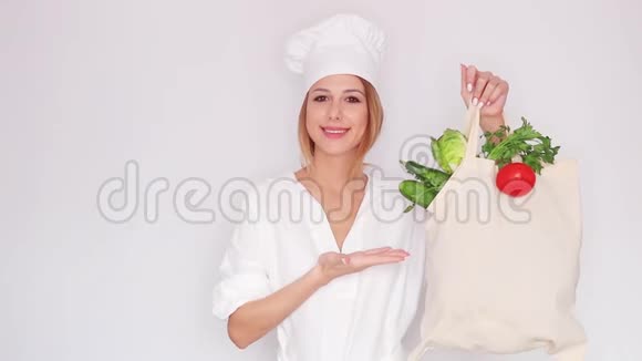 穿着厨师制服拿着不同蔬菜的女人视频的预览图