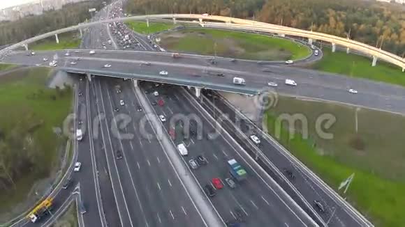 多层立交桥的空中交通镜头视频的预览图