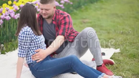 年轻夫妇坐在大自然中视频的预览图