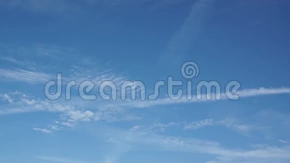 美丽的天空在黄金时间意大利海岸亚得里亚海多云视频的预览图