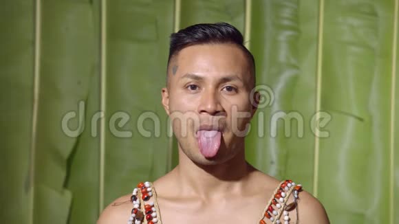 成年男子伸出舌头视频的预览图