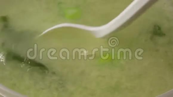 日本菜用勺子搅拌热米佐汤视频的预览图