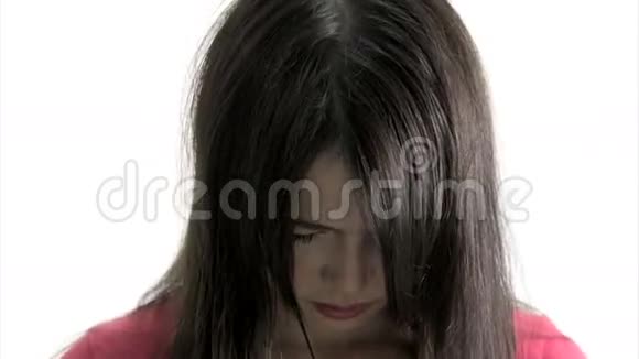 悲伤的中国妇女沮丧和不安视频的预览图