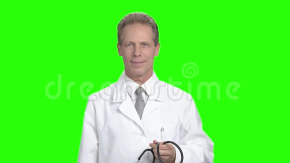 英俊的医生显示OK标志视频的预览图