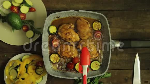 蔬菜鸡肉在烤盘里炒视频的预览图