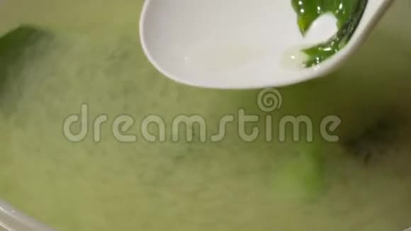 日本菜用勺子搅拌热米佐汤视频的预览图