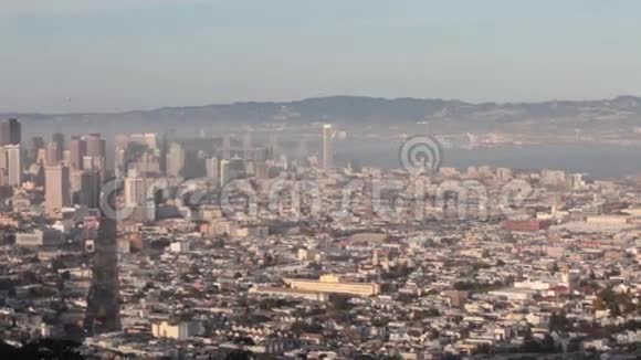 旧金山的雾状双子峰全景时间流逝视频的预览图