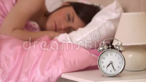 闹钟响了吵醒了一个熟睡的女人视频的预览图