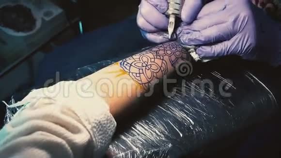 纹身师傅在手上做纹身特写视频的预览图