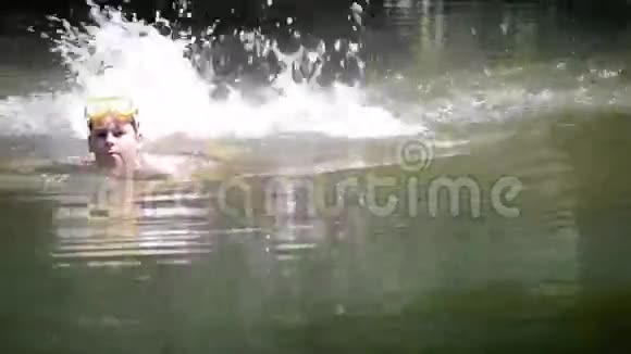 少年在河里游泳视频的预览图