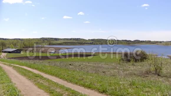 布拉斯拉夫湖泊和道路夏季景观视频的预览图