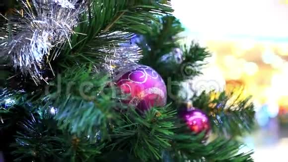 带着树和柱球的圣诞场景视频的预览图