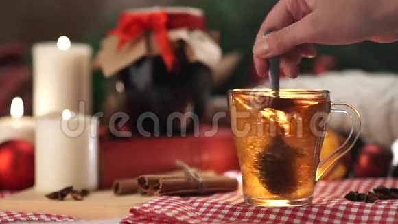 一个白色的杯子里的茶用勺子慢慢地搅拌糖圣诞节视频的预览图
