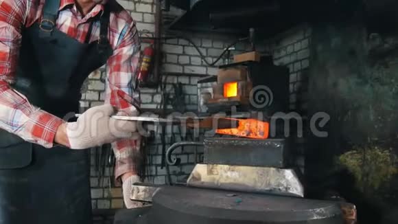 铁匠用电锤红热钢手工视频的预览图