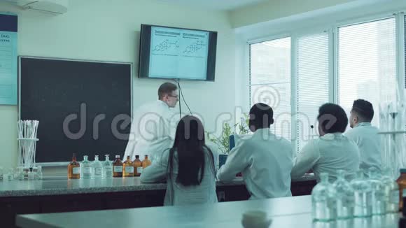 医学生在教室里视频的预览图