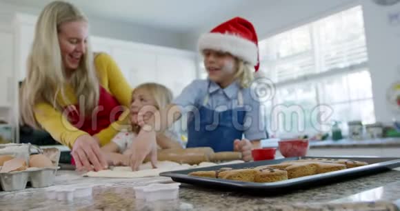 一家人在家做圣诞饼干视频的预览图