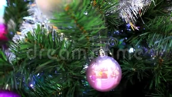 带着树和柱球的圣诞场景视频的预览图