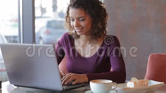 早咖啡在网吧视频的预览图