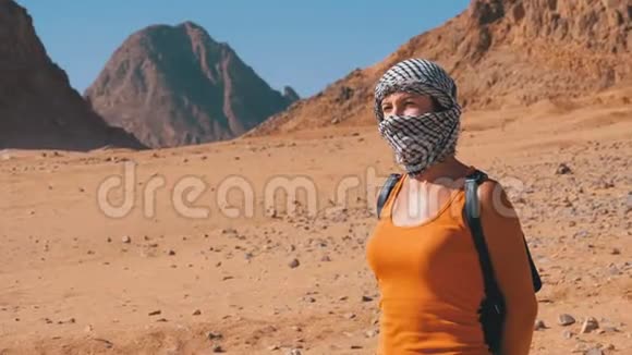 埃及沙漠中的女孩视频的预览图