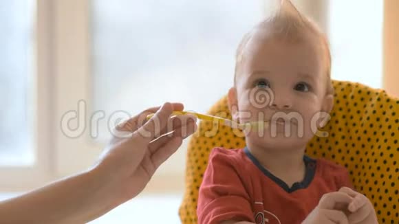 一岁的孩子在厨房里玩盘子视频的预览图
