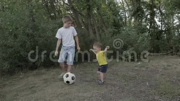 两个男孩在玩球视频的预览图