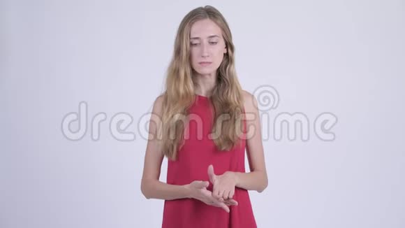 年轻悲伤的金发女人竖起大拇指视频的预览图