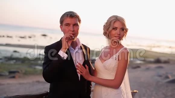 新娘和新郎在海滩上视频的预览图