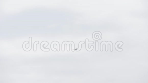 云层中的飞机视频的预览图