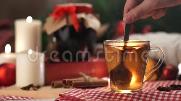 一个白色的杯子里的茶用勺子慢慢地搅拌糖圣诞节视频的预览图